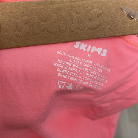 NWT SKIMS fits everybody boy short in sorbet - Picture 4 of 4